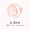 Logo de la marque L.krn Skin care, représentant le dessi, d'une femme dont le cheveux forme une rose sur un fond rose et blanc